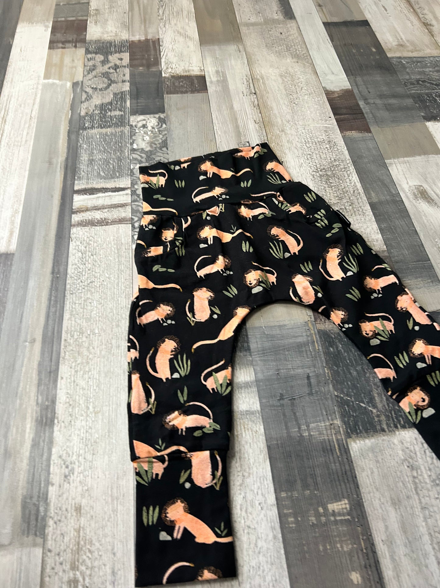 pantalons évolutif lion sur fond noir