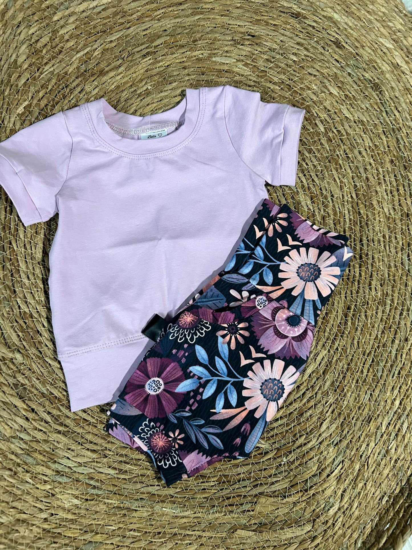 Le basique t-shirt lavande pâle sans bande de taille