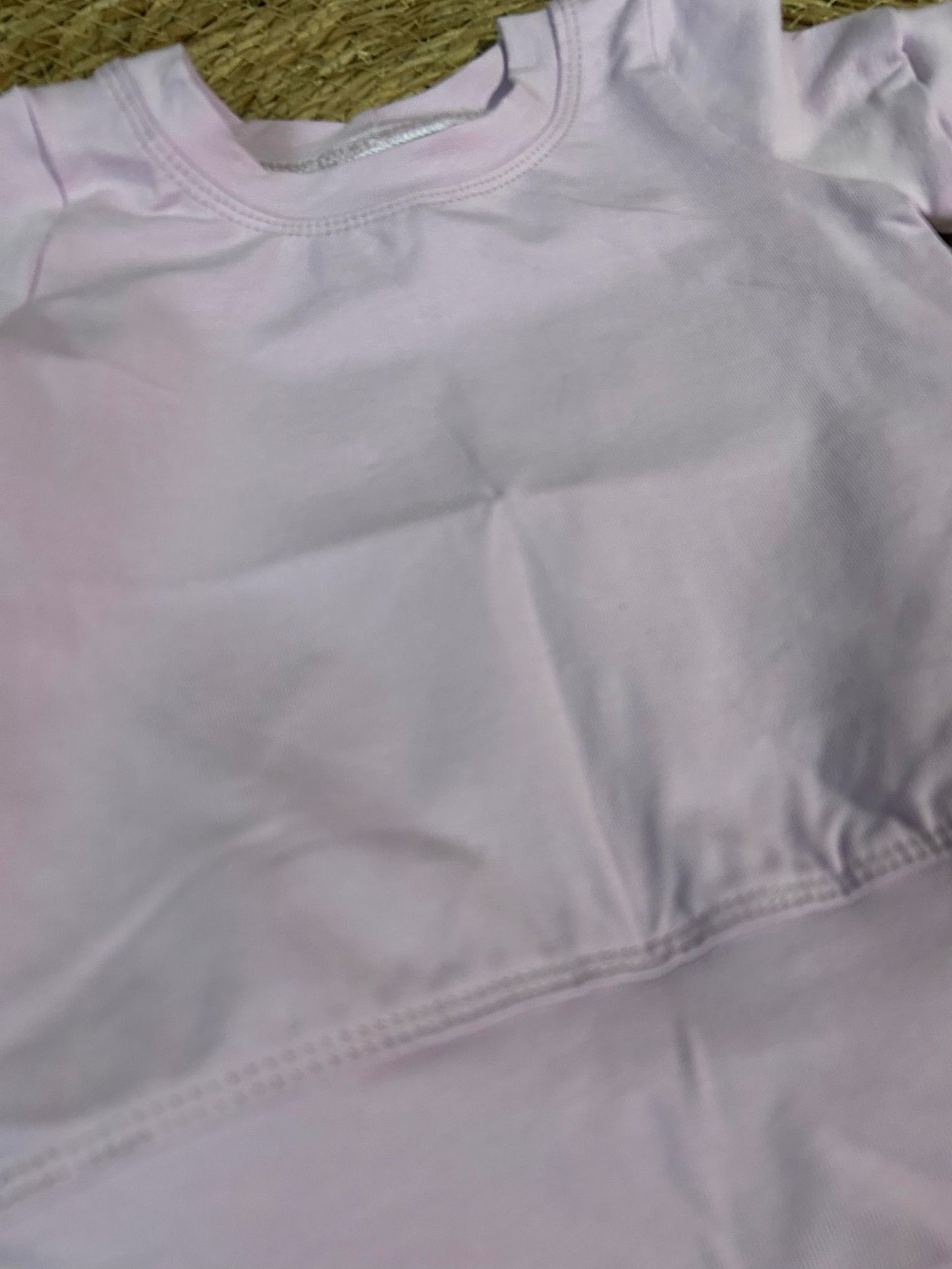 Le basique t-shirt lavande pâle avec bande de taille