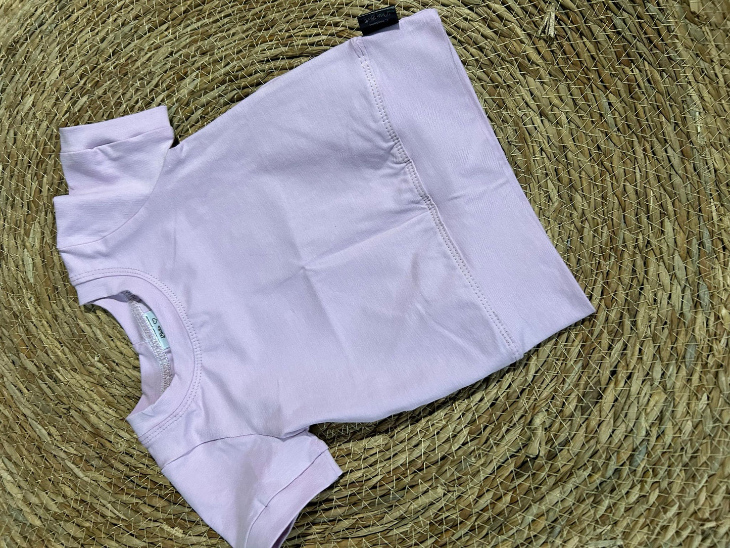 Le basique t-shirt lavande pâle avec bande de taille