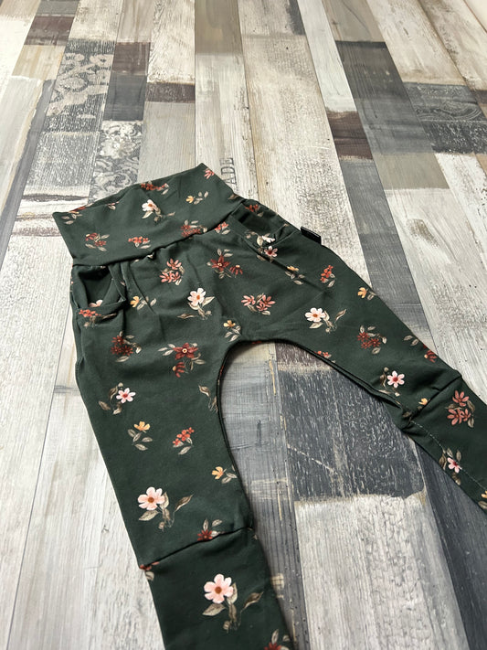 pantalon évolutif fleur sur fond vert forêt  12-36 mois